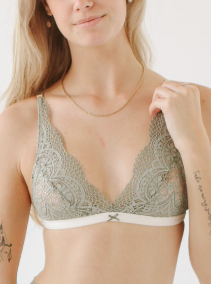Florence Bra in Miss Moss
